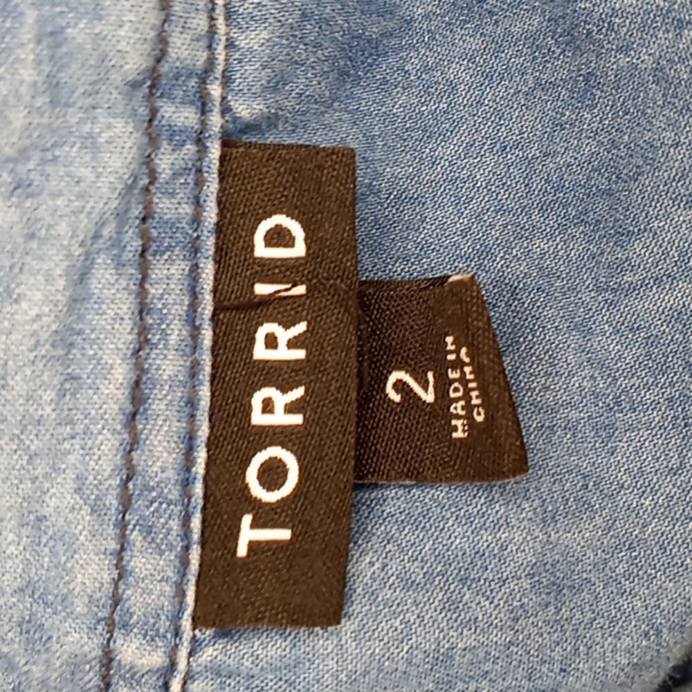 Torrid medium wash denim button-up shirt - Picture 8 of 14